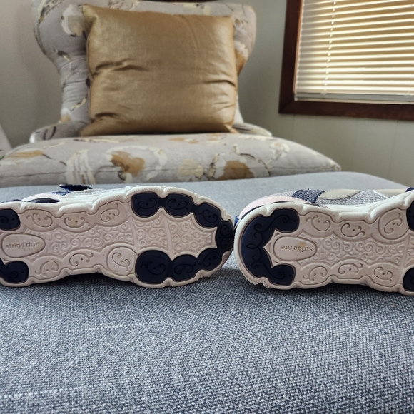 Like new stride rite girls sneakers - Picture 2 of 5